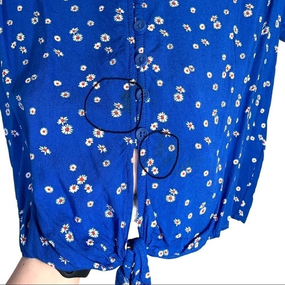 BeachLunchLounge Blue Daisy Floral Front Knot Tie Shirt Size Small - Picture 6 of 15